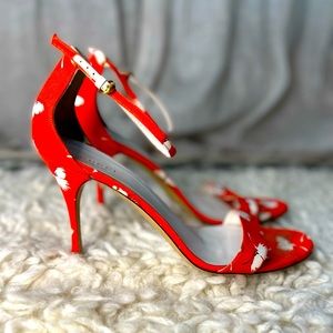 Gucci sandals with flower details and ankle strap. Size 10B.